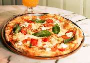 Mauritius Restaurant Stuttgart-Süd - Mauritius Pizza, unsere knusprig-luftige Pizza besteht aus einem Sauerteig, der aus Weizen-, Reis-, Mais- und Sojamehl hergestellt wird und 72 Stunden ruht. Jede Pizza wird bei uns mit Fior die Latte Mozzarella zuberei
