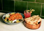 Mauritius Restaurant Stuttgart-Süd - Unsere Salate bringen wir Dir mit unserem Original veganen Mauritius Dressing. - und hausgemachtem Pizzabrot an den Tisch