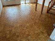 MC Bodenservice - Parkettleger & Bodenleger - Das Bild zeigt ein aufgearbeitetes Eichen-Mosaikparkett mit geölter Oberfläche. Nach dem Schleifen kommt die natürliche Struktur des Holzes klar zur Geltung, das Öl verleiht dem Boden einen warmen, matten Farb