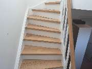 MC Bodenservice - Parkettleger & Bodenleger - Das Bild zeigt eine aufgearbeitete Treppe aus echter Buche. Die Trittstufen, Setzstufen und Seitenwangen wurden fachgerecht geschliffen und anschließend gleichmäßig lackiert. Die Oberfläche wirkt nun wieder ge