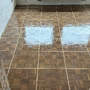 MC Bodenservice - Parkettleger & Bodenleger - Das Bild zeigt einen frisch geölten Parkettboden mit gleichmäßiger, matter Oberfläche. Das Öl betont die natürliche Holzstruktur und sorgt für ein angenehmes Raumklima.
