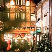 McArthurGlen Designer Outlet Neumünster - Tagesausflug in Schleswig Holstein. Shoppingausflug in das Designer Outlet Neumünster. Designer Marken zu Outlet Preisen; Weihnachtsgeschenke shoppen, festliche Atmosphäre, Weihnachtszeit, Karussell, Puma