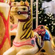 McArthurGlen Designer Outlet Neumünster - Tagesausflug in Schleswig Holstein. Shoppingausflug in das Designer Outlet Neumünster. Designer Marken zu Outlet Preisen; Weihnachtsgeschenke shoppen, festliche Atmosphäre, Weihnachtszeit, Weihnachtslounge, Karuss