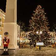 McArthurGlen Designer Outlet Neumünster - Tagesausflug in Schleswig Holstein. Shoppingausflug in das Designer Outlet Neumünster. Designer Marken zu Outlet Preisen; Weihnachtsgeschenke shoppen, Weihnachtsbaum, Nussknacker, Haupteingang