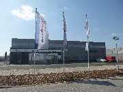 MEGA eG Bautzen - Standortbild Eingang mit Fahnen, MEGA eG Bautzen, Großhandel für Maler, Bodenleger und Stuckateure