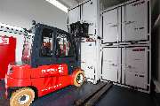 mietlager4U GmbH Selfstorage-Center - Containerhandling mit Gabelstapler.jpg
