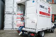 mietlager4U GmbH Selfstorage-Center - Frau mit Karton im Lagercontainerauf LKW.jpg