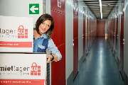 mietlager4U GmbH Selfstorage-Center - Frau mit Kartons im Lagergang.jpg
