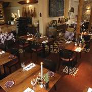 Das Mio Limoncello liegt mitten in der schönen Altstadt und vermittelt seinen Gästen in den liebevoll hergerichteten Räumlichkeiten das Gefühl einer klassischen italienischen Osteria. Reservierung empfohlen!