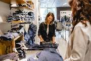 Modehaus Kurt Wienberg GmbH - Finden für jeden Mann die passende Hose - unsere Kolleginnen aus der Herrenabteilung. 