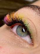MOÈ Nails & Beauty - MOÈ Nails & Beauty Kreative Farbwimpern in Augsburg – auffälliger Look mit bunten Akzenten.