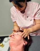 MOÈ Nails & Beauty - MOÈ Nails & Beauty Wohltuende Gesichtsmassage in Augsburg – für frische Haut und ein strahlendes Aussehen.