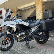BMW R 1300 GS Mietmotorrad der Motorradvermietung Hamburg/München – mit Seitenkoffern, Topcase und Navigation. Ideal für Abenteuertouren in die Alpen, Skandinavien oder Europa. Komfort, Leistung und Freiheit auf zwei Rädern.