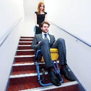 Gehbehinderte Personen können mit einem EVAC+CHAIR die Treppen hinunter gefahren werden. - MTK Medizintechnik Herne UG, Herne