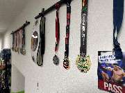 Muay Thai Kassel - dein Gym für authentisches Thaiboxen. - Muay Thai Kassel - dein Gym für authentisches Thaiboxen. detailreiche Ansicht von Medaillen, Titeln und Wettkampfauszeichnungen, die sportliche Erfolge und langjährige Erfahrung hervorheben.