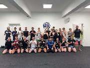 Muay Thai Kassel - dein Gym für authentisches Thaiboxen. - Muay Thai Kassel - dein Gym für authentisches Thaiboxen. Dynamisches Gruppenfoto engagierter Sportler nach einer intensiven Einheit, das Zusammenhalt und Trainingsmotivation zeigt.