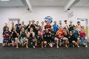Muay Thai Kassel - dein Gym für authentisches Thaiboxen. - Muay Thai Kassel - dein Gym für authentisches Thaiboxen. Großes Gruppenfoto motivierter Teilnehmer nach einer Trainingseinheit; zeigt Zusammenhalt, Energie und Vielfalt im Kampfsporttraining.