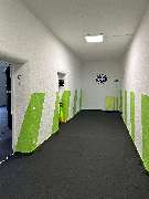 Muay Thai Kassel - dein Gym für authentisches Thaiboxen. - Muay Thai Kassel - dein Gym für authentisches Thaiboxen. modern gestalteter Trainingsflur mit rutschfestem Mattenboden und klaren Linien, ideal für Aufwärmwege und strukturierten Studioaufbau.