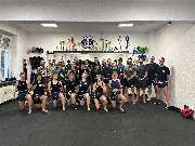 Muay Thai Kassel - dein Gym für authentisches Thaiboxen. - Muay Thai Kassel - dein Gym für authentisches Thaiboxen. motivierte Trainingsgruppe nach einer anspruchsvollen Einheit zeigt Gemeinschaft, Trainingsdisziplin und sportliche Vielfalt im Kampfsport.