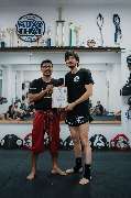 Muay Thai Kassel - dein Gym für authentisches Thaiboxen. - Muay Thai Kassel - dein Gym für authentisches Thaiboxen. Übergabe eines Trainingszertifikats in authentischer Kampfsportumgebung. Der Moment zeigt Engagement, Fortschritt und persönliche Entwicklu