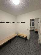 Muay Thai Kassel - dein Gym für authentisches Thaiboxen. - Muay Thai Kassel - dein Gym für authentisches Thaiboxen. übersichtlicher Umkleideraum mit stabilen Hakenleisten und Sitzbänken bietet komfortable Vorbereitungsmöglichkeiten vor dem Training.