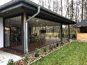Multiraumzentrum Berlin - Brandenburg Inhaber: Dag Iske - Neher - Multivetro Ganzglasparallelschiebeverglasung als eleganter Wetterschutz- maßgefertigt