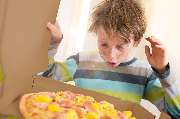MUNDFEIN Pizzawerkstatt Rheine - Junge mit MUNDFEIN Pizza