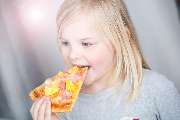 MUNDFEIN Pizzawerkstatt Stade - Mädchen mit MUNDFEIN Pizza