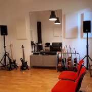 MYOUSIC School Sebastian von Düring-Weckler - Eine moderne Atmosphäre steht bei uns im Vordergrund. In unserem großen und hellen Gitarren/ Bass Raum wirst du dich in angenehmer und motivierender Umgebung und an top Equipment absolut wohlfühlen. Unser Gita