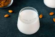 nah & gut Czwalinna in Ovelgönne - MOLKEREIPRODUKTE
In unserer Kühlabteilung wartet ein umfangreiches Angebot an unterschiedlichen Molkereiprodukten. Neben verschiedenen Sorten an Joghurt, Pudding, Desserts, Milch-Drinks, Käse, Kefir, Quark, Schmalz und v