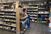 Nah & Gut Pieper Markt in Varel - SPIELWAREN & SOUVENIRS
Neben Lebensmitteln findest du im Pieper Markt eine bunte Vielfalt an Spielwaren, Strandartikeln, Ansichtskarten, Souvenirs und Geschenkideen, friesischen Spezialitäten und vielem mehr. Besonders em
