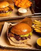 New City Smash - Burger Restaurant - New City Smash Burger mit Beilagen