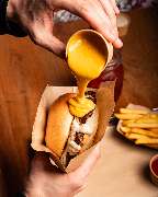 New City Smash - Burger Restaurant - New City Smash Burger mit extra Käsesoße