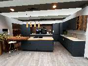 OBI Küchenplaner Nürnberg Bayreuther Str. - Grifflose Nobilia Küche mit Quarzstein-Arbeitsplatte