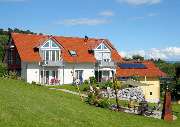 Obst- und Ferienhof Weishaupt-Steffelin - Außenanlage - Unser Grillplatz ist nur ein paar Meter von der Terrasse entfernt.
