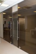 Glasschiebetüren mit Edelstahl-Beschlägen von Astec, Showroom Okifree Raumsysteme