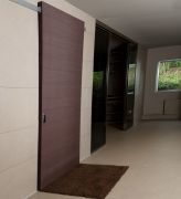Schiebetür von Tre Più aus Echtholz mit Edelstahlschiene, Showroom Okifree Raumsysteme