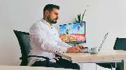 Oliveira Versicherung Stuttgart - Büro Schreibtisch mit Laptop.jpg