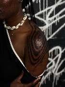 OMEN Tattoo - Berlin Friedrichshain - Abstraktes Blackwork-Schultertattoo mit starken Linien und dunklem Design. Markantes Tattoo bei OMEN Tattoo Berlin