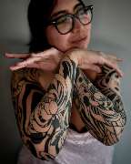 OMEN Tattoo - Berlin Friedrichshain - Abstraktes Blackwork Sleeve Tattoo mit floralen Mustern.