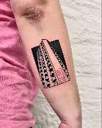 OMEN Tattoo - Berlin Friedrichshain - Blackwork Architektur Tattoo mit perspektivischem Hochhaus Design.
