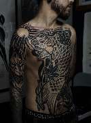 OMEN Tattoo - Berlin Friedrichshain - Blackwork-Frontpiece eines Koi-Fisches mit Blättern über Brust und Schulter.