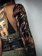 OMEN Tattoo - Berlin Friedrichshain - Blackwork Sleeve am Arm mit kräftigen schwarzen Flächen und abstrakten Mustern - eine Kombination aus organischen Formen und figurativen Elementen.