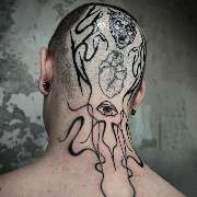 OMEN Tattoo - Berlin Friedrichshain - Blackwork-Tattoo auf Kopf und Nacken mit Auge, Herz und abstrakten Linien im surrealen, modernen Stil.
