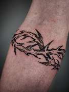 OMEN Tattoo - Berlin Friedrichshain - Blackwork-Tattoo eines Dornenbands um den Arm.