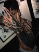 OMEN Tattoo - Berlin Friedrichshain - Blackwork Tattoo mit abstrakten Linien auf Hand und Arm.