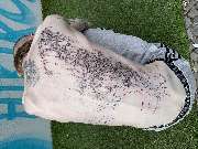 OMEN Tattoo - Berlin Friedrichshain - Cyber-Sigilism Blackwork Backpiece mit abstrakten Mustern organischen Linien und dynamischem Schattenspiel.