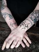 OMEN Tattoo - Berlin Friedrichshain - Filigrane, flammenartige Blackwork Neo-tribal Tattoos an beiden Unterarmen.