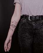 OMEN Tattoo - Berlin Friedrichshain - Filigranes Fineline Tattoo mit Biene am Unterarm.