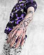 OMEN Tattoo - Berlin Friedrichshain - Fließendes Neo-Tribal Blackwork-Tattoo mit organischen Linien über Unterarm und Hand.